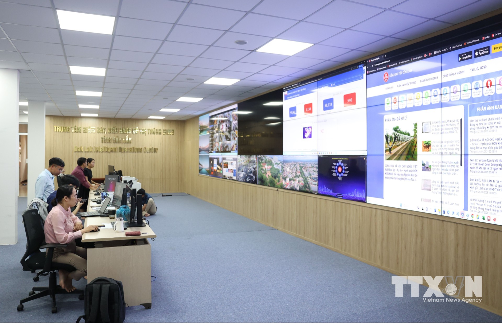 Trung tâm giám sát, điều hành đô thị thông minh tỉnh Đắk Lắk tạo lập và phân quyền cho các sở, ban, ngành và 102 xã phường trên toàn tỉnh. (Ảnh: Tuấn Anh/TTXVN)